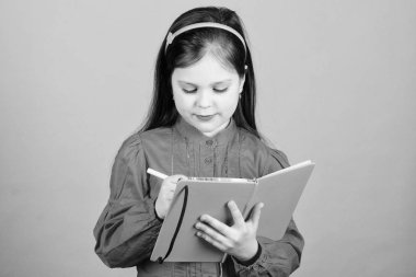 Çocuk kitap yazıyor. Kitap konsepti. Gelişim ve eğitim. Ev ödevi egzersizi. Kompozisyon yazın. Edebiyat kulübü. Kişisel günlük. Çalış ve öğren. Şiir yazarı. Kız kitap mavi arka plan tutun