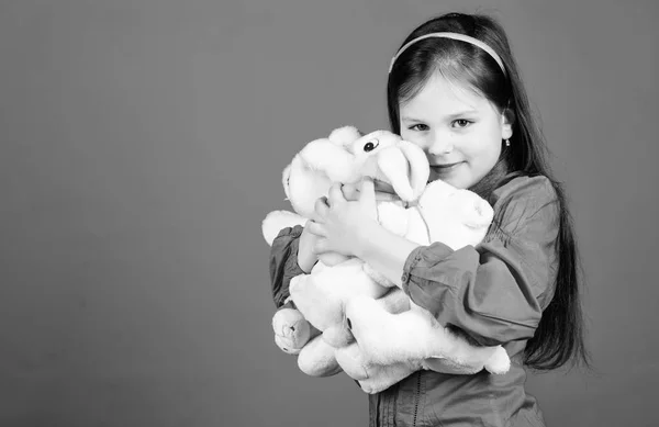 儿童玩具。小女孩与柔软的熊玩具。小女孩在游戏室玩游戏。快乐的童年。生日。拥抱一只泰迪熊。玩具店。儿童日。最好的朋友。我有趣的朋友. — 图库照片