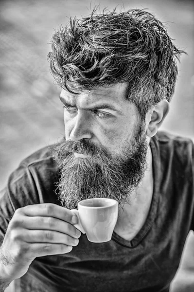 Ciesz się gorącym napojem. Hipster picie świeżo parzonej kawy. Człowiek z brodą i wąsy i filiżankę espresso. Brodaty facet spożywać kofeiny. Tylko Espresso Arabica. Koncepcja przerwy kawowej. Facet relaksujący Espresso — Zdjęcie stockowe