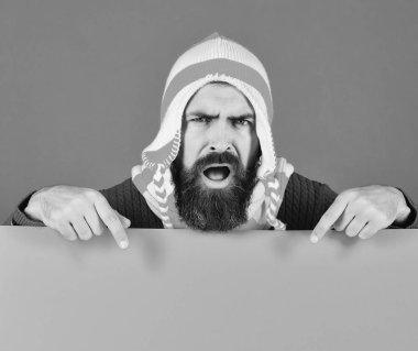 Ekim ve Kasım indirimi. Sıcak şapkalı adam aşağı bakıyor.