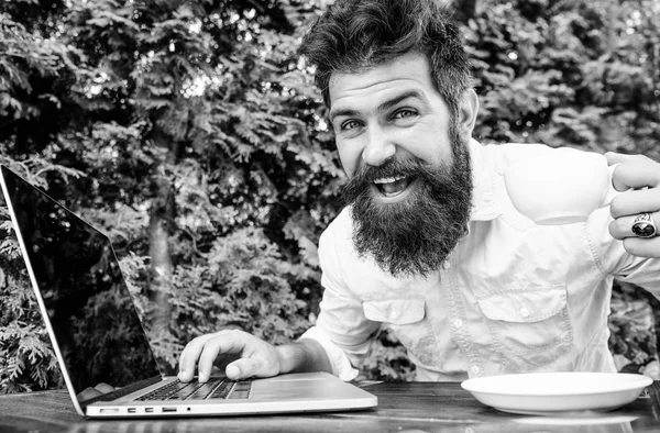 Negócio perfeito. Trabalhador de escritório. Empresário de sucesso. homem feliz trabalhando no laptop. hipster barbudo brutal na pausa para o café. negócios ágeis. Sucesso empresarial. sucesso e fortuna — Fotografia de Stock