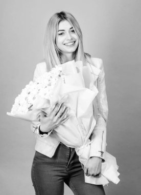 Çiçek dağıtım hizmeti. Papatya masumiyet ve şefkat sembolü. Doğum günü anneler gün 8 mart veya hediye için başka bir fırsat. Kız ihale şehvetli sarışın tutun papatya buketi. Adore papatya