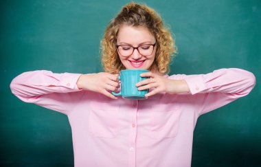 Mükemmel kahvaltısı. fikir ilham. Tahtada kahve fincanı olan bir kadın. Günaydın. kız çay içeceği ile ferahlatıcı. Okul öğretmeninin kahve molasına ihtiyacı var. enerji ve canlılık. enerji rezervleri yeniden doldurmak