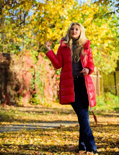 Herfst seizoen mode. Meisje geniet van herfstwandeling. Kleding voor herfstwandeling. Vrouw slijtage jas of warm vest terwijl stand op park geel loof achtergrond. Moet hebben val kledingkast. Helder worden van dit najaar — Stockfoto