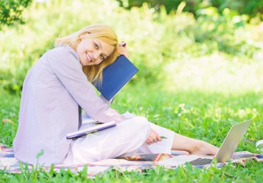 Dinlenmek için zaman kazanın. Kendiniz için mola oluşturun. Akıllı zaman yönetimi. Zaman kazandır. Zaman yönetimi becerisi. İş günlüğü olan kız günlük programını oluşturur. Kadın doğa arka plan dinlenmek