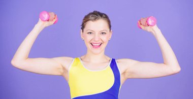 Hiç kimse izlerken Şampiyonlar yapılır. Spor dumbbell donatımı. Atletik fitness. Güçlü kas ve güç. Sportif kadın spor salonunda eğitim. Sağlık diyet. Başarı. Mutlu kadın egzersiz halter ile