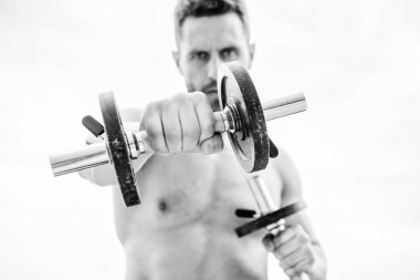 Egzersiz konsepti. Sağlıklı bir vücutta sağlıklı bir zihin. Dambılla egzersiz icra eden kaslı bir adam. Halter egzersizi. Harika olmaya cesaret edin. Sporcu güçlü pazı triceps. Jimnastik egzersizi. Egzersiz fitness spor