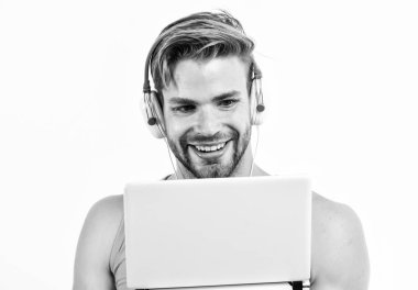 Eğlence ve eğlence. Taşınabilir alet. Adam modern teknolojiler gadget kullanın. Kulaklıklı ve dizüstü bilgisayarı olan adam. Öğrenci hayatı. Çevrimiçi eğlence. Eğitim fırsatları. Gadget hayatı çok daha kolay hale