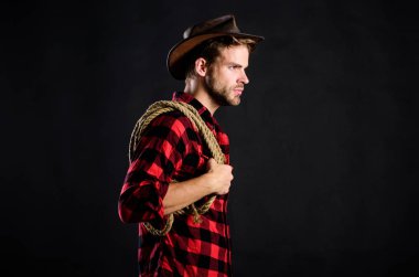 Adam traşsız kovboy siyah arka plan. Şapka takan adam ip tutuyor. Amerikan kovboyunun Kement aracı. Lasso rodeos rekabetçi etkinliklerin bir parçası olarak kullanılır. Kement bağlanabilir veya sarılabilir. Batı yaşamı