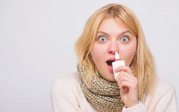 Leczeniu jej objawów. Chory kobieta rozpylania leków w nos. Cute Kobieta karmienia nosa zimno lub alergii. Niezdrowa dziewczyna z Katar nosa za pomocą aerozolu do nosa. Leczenie częstych przeziębienia lub alergicznego zapalenia błony śluzowej nosa — Zdjęcie stockowe