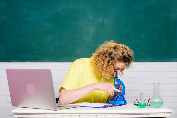 Microbiologie concept. Student meisje met laptop en Microscoop. Moleculaire biologie doctoraatsprojecten. Wetenschapper microbiologie. Wetenschappelijk onderzoek. Studie microbiologie. Onderzoek moleculaire modificaties — Stockfoto