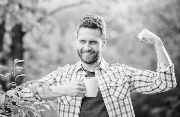 Petit déjeuner heure de rafraîchissement. vie écologique pour l'homme. homme dans la forêt verte. café du matin. mode de vie sain. nature et santé. homme heureux avec une tasse de thé. boire le thé en plein air. mens pouvoir — Photo