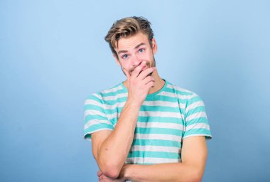 somethimg gülüyor. trendy gömlek adam. Guy model. rahat tarzı seksi maço. erkek moda ve güzellik. kaslı adam mükemmel bir görünüm. yaz modası. Traşsız öğrenci adam