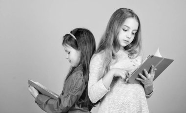 Dostluk ve kardeşlik. bir kitap okuyan öğrenciler. Okul projesi. yazmak için çalışma kitapları. Okula geri dön. Not defterleri olan küçük kızlar. mutlu küçük çocuklar ders için hazır. Çok çalışmak için ilham