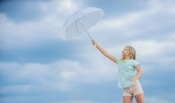 Concetto anti gravità. Piacevole disinvoltura. Bambino spensierato all'aperto. Ragazza con ombrello cielo nuvoloso sfondo. Libertà e freschezza. Previsioni meteo. Pronti per qualsiasi tempo. Il tempo cambia. Aria fresca — Foto Stock