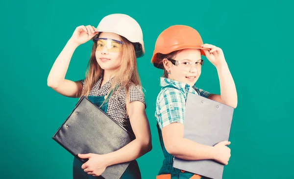 Lakásfelújítás tevékenységek. Builder mérnök építész. Jövőbeli szakma. Gyerekek lányok tervezés felújítása. Kezdeményezés a gyermekek lányok nyújtanak felújítási szobájuk zöld háttér. Felújítási terv — Stock Fotó