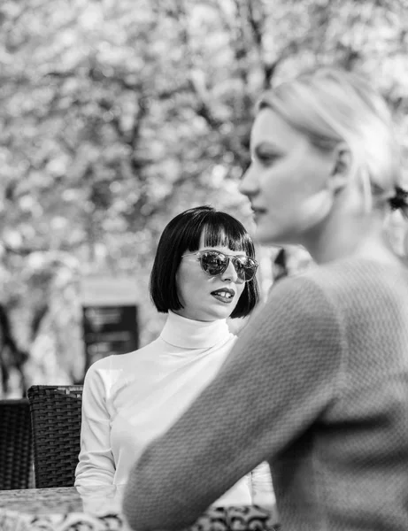 Amicizia o rivalita '. Comunicazione fiduciosa. Le amiche bevono caffe '. Conversazione di due donne terrazza caffè. Amicizia amichevole strette relazioni. Rivelazione e sostegno. Incontro di amicizia — Foto Stock