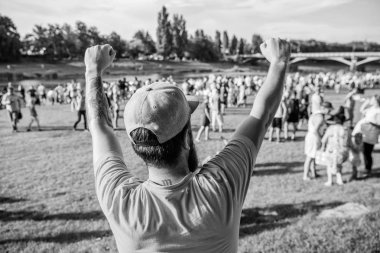 Başarının sırrı ilerlemeye devam etmektir. Başarılı olmak için kazanan jest yapan hevesli adam. Hipster yaz manzarasında başarıyı kutluyor. Sakallı adam başarı için heyecanlı