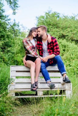 Aşık çift bankta oturuyor. Parkta romantik bir randevu. Yaz tatili. Birlikte güzel bir hafta sonu geçiriyoruz. Gençler takılır. Erkek arkadaş ve kız arkadaş aşık. Aşk ve romantizm kavramı. Aile hafta sonu