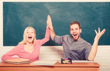 Öğrenci hayatı. Ders ve tahta. Öğretmenler günü. Modern okul. Bilgi günü. Sınıfta bir çift kadın ve erkek. İhtiyacı olan kitap onda. Okula geri dön. Mutlu çift