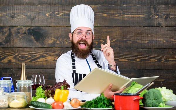 Vitamin. Zdravé občerstvení. člověk používá kuchyňské nádobí. Profesionální šéfkuchař z kuchařovy uniformy. Dieting s organickými potravinami. Čerstvá zelenina. Šťastný vousatý muž vaří v kuchyni. Zdravé jídlo a vegetariánská jídla — Stock fotografie