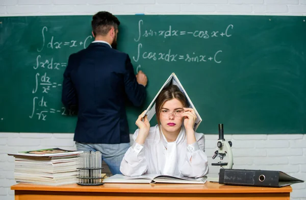 Het oplossen van de taak. Man schrijven op schoolbord math formules. Onderwijs in de Universiteit. Universitair onderwijs. Kennisoverdracht. Docent en student in de buurt van schoolbord. College University Education. Middelbare school — Stockfoto