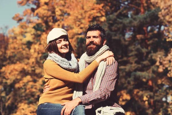 Chica y barbudo chico o feliz amantes en fecha abrazo — Foto de Stock