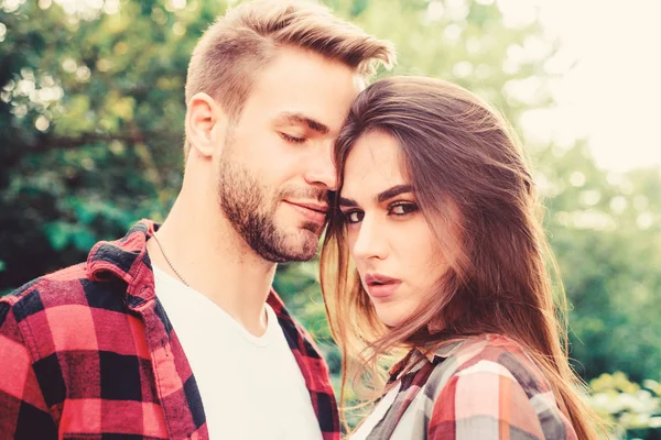 Temps de l'amour. Saint Valentin. camping d'été en forêt. couple amoureux. Randonnée. homme et femme en chemise à carreaux se détendre dans le parc. week-end en famille. rendez-vous romantique. couple hipster extérieur — Photo