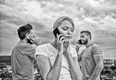 İletişim ihtiyacını karşılamak. Açık havada akıllı telefonları olan modern insanlar. Bir grup arkadaş cep telefonuyla konuşuyor. Cep telefonu kullanıcıları. İnsanlar ve teknoloji. Mobil iletişim teknolojisi kullanılıyor