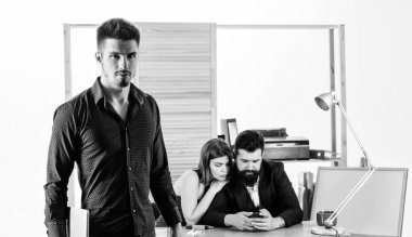 Çoğunlukla erkek işyerinde çalışan kadın. Erkeklerle çalışan kadın çekici. Ofis kolektif kavramı. Cinsel çekim. Cinsel arzuteşvik. Cinsel ilgi. Erkek rekabeti. Modern ofis hayatı