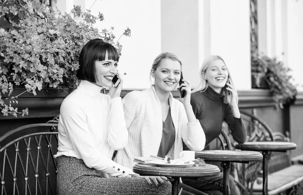 Dijital cihazları kullanma. Grup kadın kafe Teras. Mobil bağımlısı. Mobil konuşma. Cep telefonları olan kızlar. Arkadaşlar kahve dükkanında oturup konuşma keyfini çıkarın. Konuşmaya takıntılı. Dostluk toplantısı