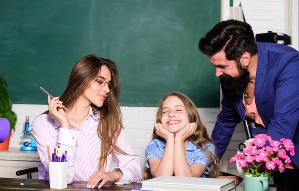 Een lerende dochter. Gunstige leeromstandigheden. Goede leeromgeving. Leerlingen moeten zich welkom en gerespecteerd voelen. Leraren van mama en papa helpen kinderen met leren. Slimme familie — Stockfoto