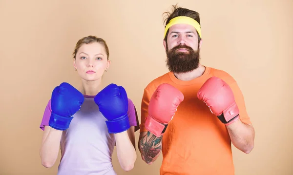 N'abandonne jamais. K.O. et énergie. deux entraînements en gants de boxe. des vêtements de sport. Combattez. Du punching, mon gars. Femme heureuse et homme barbu séance d'entraînement dans la salle de gym. entraînement avec entraîneur. abandonner n'est pas à propos de moi — Photo