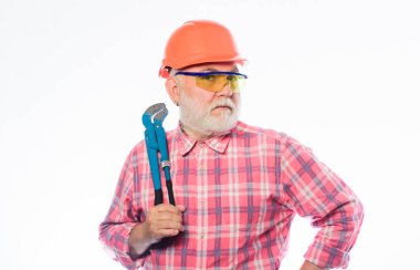 gaz anahtarı ile kask profesyonel tamirci. inşa ve inşaat. mimar onarım ve düzeltme. mühendis işçi. hardhat olgun sakallı adam. ayarlanabilir boru anahtarı ile adam oluşturucu