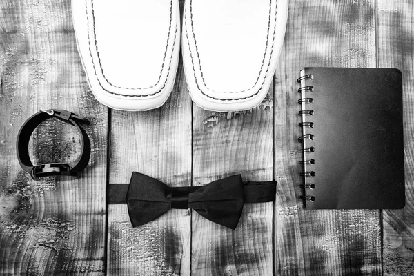 Watch Bow tie en Kladblok. Mode en stijl. Mannelijke outfit mode-accessoires. Accessoires winkel. Stijlvolle lederen schoenen op houten achtergrond. Bruidegom klaar voor bruiloft. Herenkleding en accessoires — Stockfoto