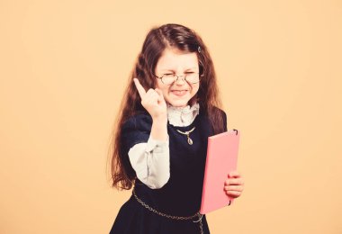 . Kağıt klasörü ile küçük kız. günlüğü notları için defter. çalışma dersi. ciddi küçük kız öğretmen olmak istiyor. bilgi ve eğitim. Okula dönüyoruz. Mutlu mezun