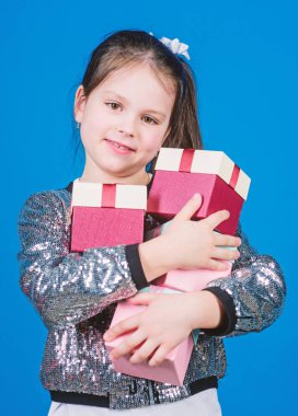 İstediğiniz şey için alışveriş yapın. Hediye kutuları mavi arka plan ile kız. Siyah Cuma. Alışveriş günü. Çocuk taşıma çok hediye kutuları. Çocuk modası. Sürpriz hediye kutusu. Doğum günü dilek listesi. Özel her gün olur