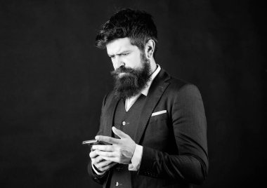 İşadamı iyi bakımlı adam akıllı telefon tutun. Adam resmi takım kullanımı akıllı telefon sosyal ağlar. Adam sörf İnternet Smartphone siyah arka plan. Çevrimiçi hizmet ve uygulama. Modern teknolojiler