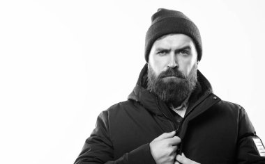 Hippi kıyafet. Adam sakallı hippi beyaz izole sıcak siyah ceket parka tribünde. Şık ve rahat. Hipster modern moda. Adam şapka ve siyah kış ceket giymek. Hippi tarzı erkek giyim