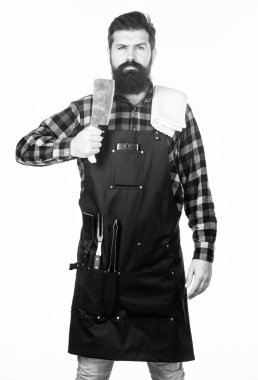 Kemik satırı baltası. Kasap keskin şef bıçağı ya da kesici tutuyor. Elinde et kıyma bıçağıyla sakallı bir adam. Kasap bıçağıyla ızgara pişirmek. Et doğramak ve doğramak için profesyonel mutfak bıçağı.