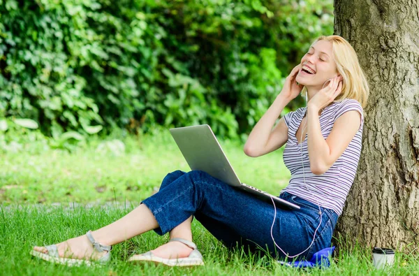 Hallgasson zenét. diák lány tanul online. Boldog nő dolgozik a laptopon. A diák készüljön fel a vizsgákra. modern nő diák tanulmány online szabadban. Diákélet. Csinos nő. online oktatás — Stock Fotó