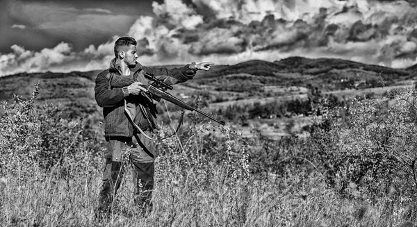 Homme chasseur visant fusil arrière-plan nature. L'expérience et la pratique donnent du succès à la chasse. Homme chassant l'environnement naturel. Arme de chasse pistolet ou fusil. Activité de passe-temps masculin. Cible de chasse — Photo