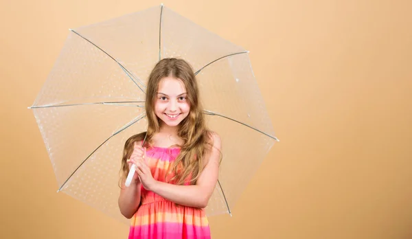 傘を持つ小さな女の子。気楽な子供時代。秋のファッション。雨天。落ちる気分。秋の天気予報。雨天の傘を持つ小さな女の子。きれいだね — ストック写真