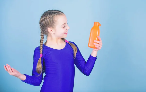 L'enfant a soif après l'entraînement sportif. Enfant fille mignonne gymnaste sportif justaucorps tenir bouteille pour boire. Équilibre de l'eau et entraînement physique dur. Buvez plus d'eau. Gardez la bouteille d'eau avec vous. Étancher la soif — Photo