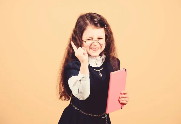 Hometwork. klein meisje met papieren folder. notebook voor dagboek notities. studie les. serieus klein meisje wil leraar zijn. kennis en onderwijs. Terug naar school. Happy Graduate — Stockfoto