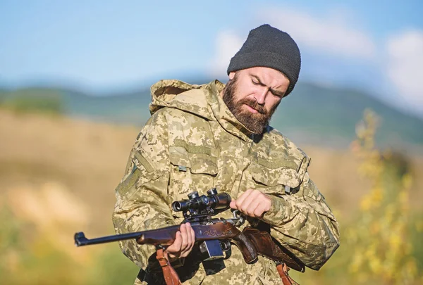 Odak ve deneyimli avcı konsantrasyonu. Avcılık ve bindirme mevsimleri. Erkeksi hobi avcılık. Adam acımasız bekçi doğa arka plan. Sakallı avcı eğlence avcılık harcamak. Avcı tüfek tutun — Stok fotoğraf