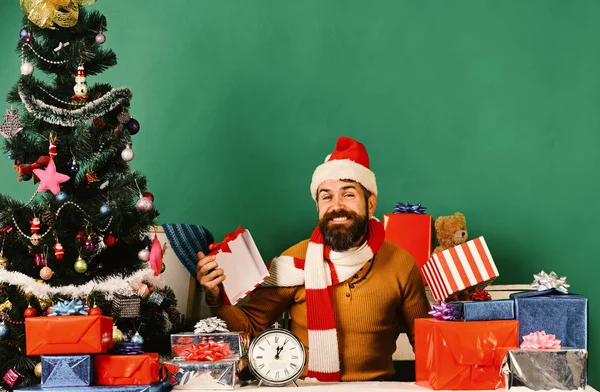 산타가 선물 상자를 들고 있어. 겨울 휴가와 놀라운 컨셉 — 스톡 사진