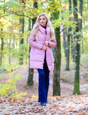 Nasıl bir yıldız gibi kirpi ceket rock. Puffer moda konsepti. Sonbahar ormanda kız moda sarışın yürüyüş. Kadın sıcak pembe ceket giyer. Herkesin sahip olması gereken ceketler. Satın almak için en iyi kirpi kat
