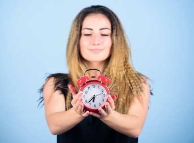 Birkaç dakika. Zaman yönetimi. Dakiklik ve disiplin. Zamanını idare etmek için güzel bir kız. Kadın kırmızı çalar saat tutar. Son teslim tarihine kadar saymak. Fazla çalışma ya da geç kalma. Zamanı oldu. Saati onarım