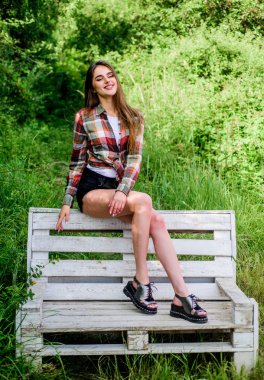 Muhteşem kız makyaj güzel yüz. Sevimli kız açık havada. Kozmetik konsepti. Güzellik kozmetik ürün. Çarpıcı güzellik. Kadın güzel uzun saç rahatlatıcı tezgah doğa arka plan. Doğal kozmetik